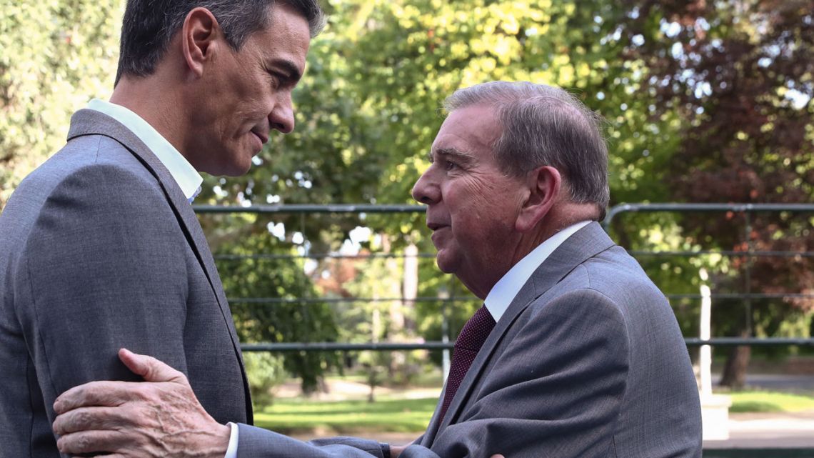 In this handout photograph taken and released by the Spanish Prime Minister's office La Moncloa on September 12, 2024, Spanish Prime Minister Pedro Sánchez meets with Venezuelan opposition candidate Edmundo González Urrutia at La Moncloa Palace in Madrid. 