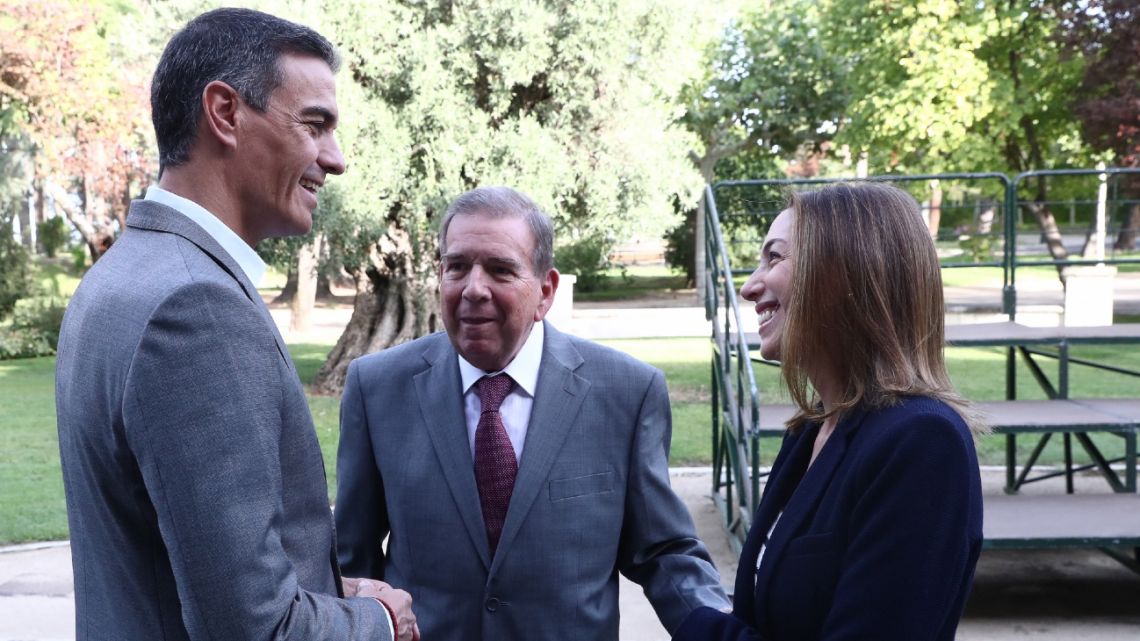 Spanish Prime Minister Pedro Sánchez (L) meets with Venezuelan opposition candidate Edmundo González Urrutia (C) and his daughter Carolina González at La Moncloa Palace in Madrid.