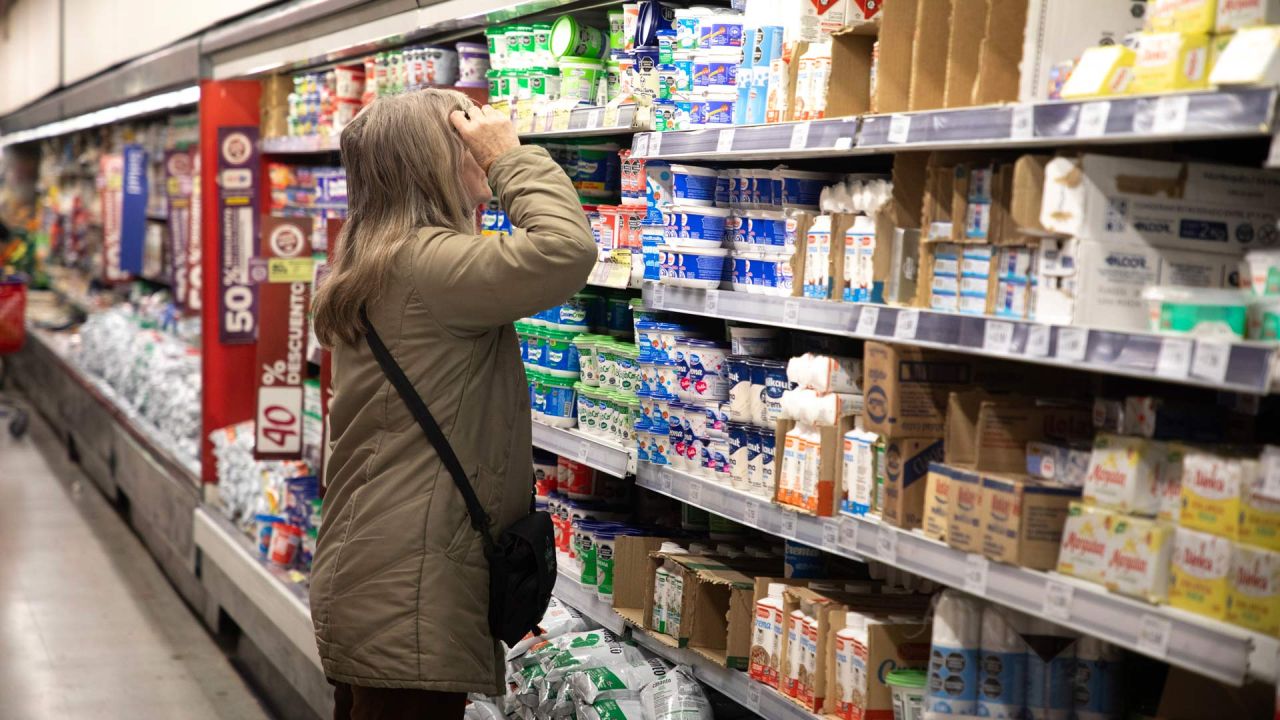 Una mujer observa los precios de productos lácteos en un supermercado, en la ciudad de Buenos Aires. Argentina registró en agosto una inflación interanual del 236,7 por ciento tras reportar una variación mensual del 4,2 por ciento durante ese mes, informó el Instituto Nacional de Estadística y Censos. | Foto:Xinhua/Martín Zabala