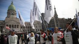 Marcha de estudiantes y docentes frente al Congreso