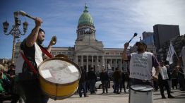 Marcha de estudiantes y docentes frente al Congreso