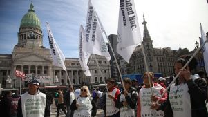 Marcha de estudiantes y docentes frente al Congreso