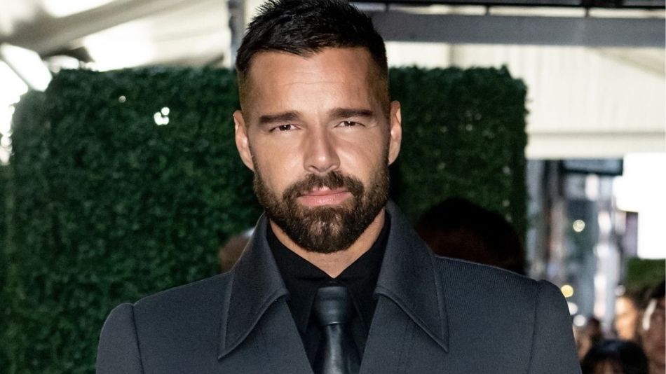 Ricky Martin usó traje con corbata de cuero para una velada en Nueva York