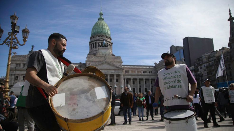 Marcha de estudiantes y docentes frente al Congreso