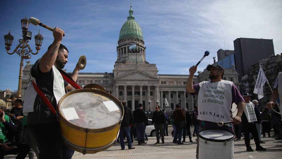 Marcha de estudiantes y docentes frente al Congreso