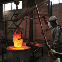 Bronceadores trabajan en piezas destinadas a la Catedral de Notre Dame diseñadas por el artista y diseñador francés Guillaume Bardet en el taller de Barthelemy Art en Crest. En la fundición de Barthelemy Arts en el departamento de Drome, Francia, el tabernáculo de la catedral de Notre-Dame de París espera una pátina final junto con el resto del mobiliario litúrgico antes de regresar a la catedral para su reapertura en diciembre de 2024. | Foto:OLIVIER CHASSIGNOLE / AFP