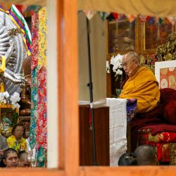 El líder espiritual tibetano Dalai Lama enseña en el monasterio de Namgyal en McLeod Ganj, cerca de Dharamsala, India. | Foto:Sanjay Baid / AFP