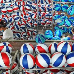 Esta fotografía muestra a empleados produciendo pelotas de basquet en una fábrica en Sihong, en la provincia oriental china de Jiangsu. | Foto:AFP