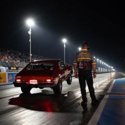 Un piloto se prepara para competir en la clase Comp Eliminator en el evento de carreras de resistencia The European Finals que se llevó a cabo en Santa Pod Raceway cerca de Wellingborough, en el centro de Inglaterra. | Foto:OLI SCARFF / AFP