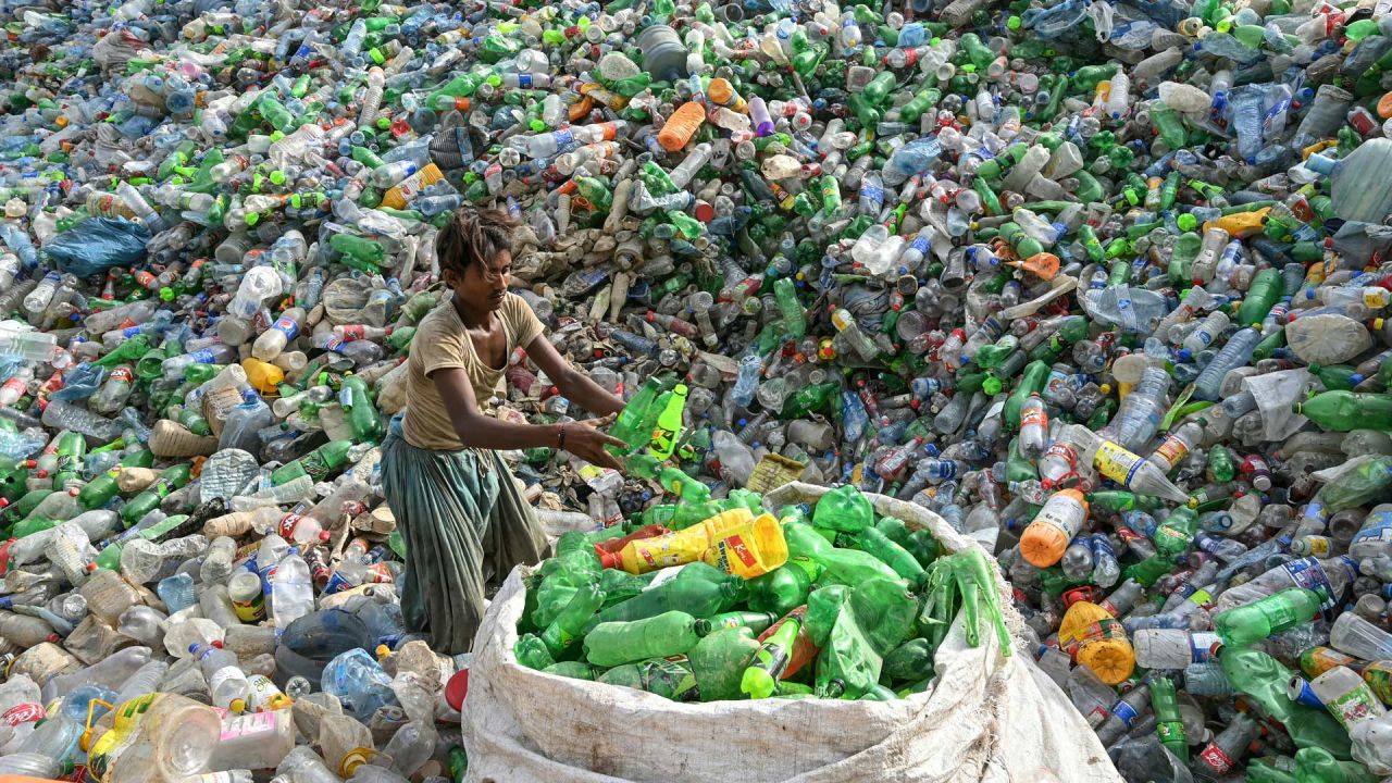 Un trabajador clasifica botellas de plástico usadas en una unidad de reciclaje en Karachi, Pakistán. | Foto:Asif Hassan / AFP