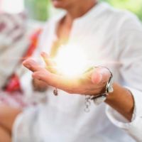 Mónica, realiza Reiki a distancia, esta práctica energética puede ayudar a tu bienestar y crecimiento personal.