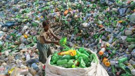 Un trabajador clasifica botellas de plástico usadas en una unidad de reciclaje en Karachi, Pakistán.