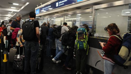 Aerolíneas pierde 3 millones de dólares y promete sanciones por el paro que afectó a 37 mil pasajeros