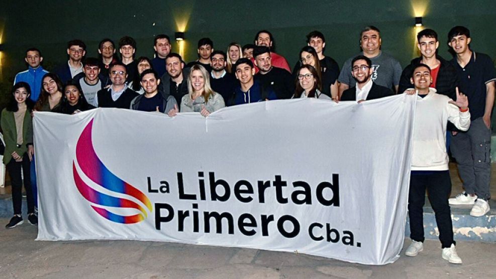 Veronica Sikora con jovenes libertarios