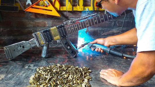 "Arte que genera arte": Andrés Lemos, el luthier y escultor argentino que combina el reciclaje con la música