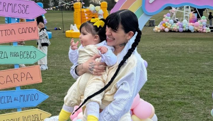 Colores pasteles y una vuelta al mundo: así le festejó el cumpleaños Cazzu a su hija Inti