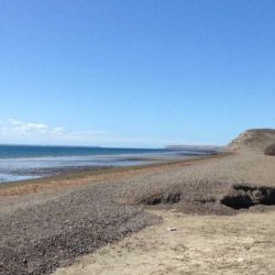 La sentencia subraya que el cierre no solo perjudicaba a quienes utilizan la playa para actividades recreativas, sino que también impactaba a los pescadores artesanales que dependen de esa zona para trabajar.