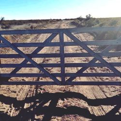 La sentencia subraya que el cierre no solo perjudicaba a quienes utilizan la playa para actividades recreativas, sino que también impactaba a los pescadores artesanales que dependen de esa zona para trabajar.