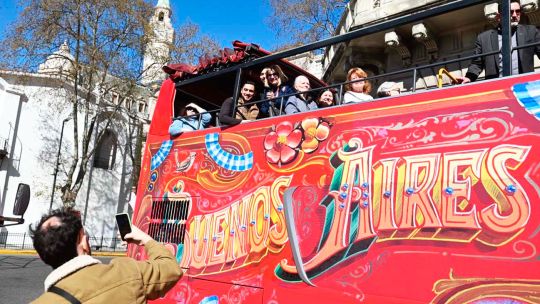 El fileteado vuelve a las calles con los buses turísticos de la Ciudad