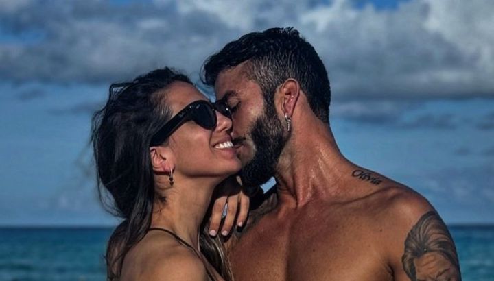 Desde México, Cinthia Fernández y Roberto Castillo posaron ardientes en la playa