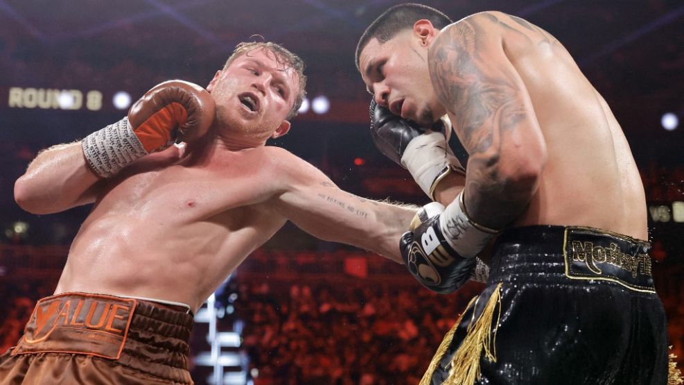 Canelo Alvarez venció por puntos a Edgar Berlanga en Las Vegas.