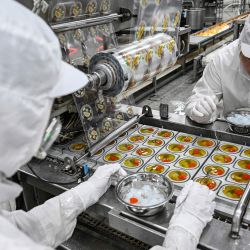 La foto muestra a empleados trabajando en una línea de producción de gelatina en una fábrica de alimentos en Suqian, en la provincia oriental china de Jiangsu. | Foto:STRINGER / AFP