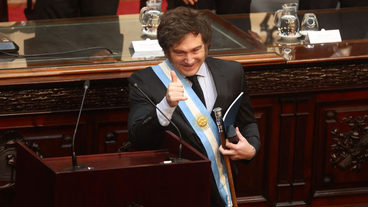 El presidente de Argentina, Javier Milei, hace un gesto antes de la presentación del proyecto de presupuesto 2025 al Congreso en Buenos Aires. | Foto:ALEJANDRO PAGNI / AFP