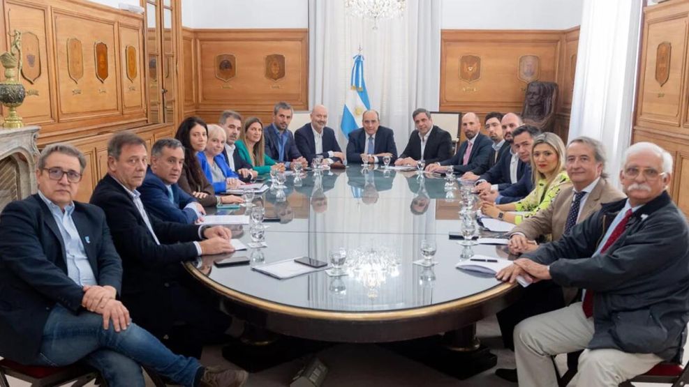 El jefe de Gabinete, Guillermo Francos, se encuentra reunido con diputados oficialistas, del PRO y del Mid