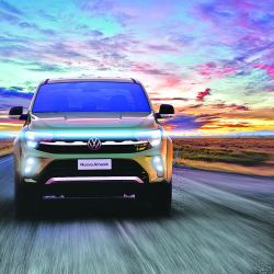 El frente de la Amarok luce más robusto con renovados paragolpes, parrilla e iluminación. En el interior se destacan la nueva pantalla multimedia y los tapizados. El Safer tag es un agregado de alertas.