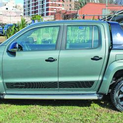 El frente de la Amarok luce más robusto con renovados paragolpes, parrilla e iluminación. En el interior se destacan la nueva pantalla multimedia y los tapizados. El Safer tag es un agregado de alertas.