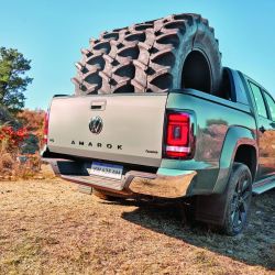 El frente de la Amarok luce más robusto con renovados paragolpes, parrilla e iluminación. En el interior se destacan la nueva pantalla multimedia y los tapizados. El Safer tag es un agregado de alertas.