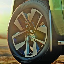 El frente de la Amarok luce más robusto con renovados paragolpes, parrilla e iluminación. En el interior se destacan la nueva pantalla multimedia y los tapizados. El Safer tag es un agregado de alertas.