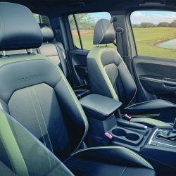 El frente de la Amarok luce más robusto con renovados paragolpes, parrilla e iluminación. En el interior se destacan la nueva pantalla multimedia y los tapizados. El Safer tag es un agregado de alertas.