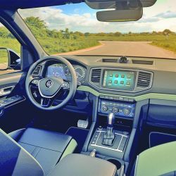 El frente de la Amarok luce más robusto con renovados paragolpes, parrilla e iluminación. En el interior se destacan la nueva pantalla multimedia y los tapizados. El Safer tag es un agregado de alertas.