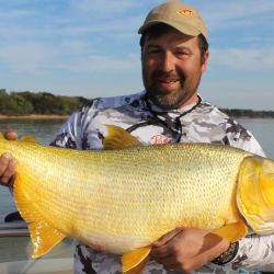 El río Paraná luce bajo y afecta los rindes, aunque en Esquina los dorados siguen a pleno. 