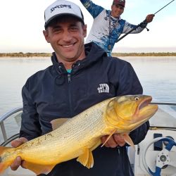 El río Paraná luce bajo y afecta los rindes, aunque en Esquina los dorados siguen a pleno. 