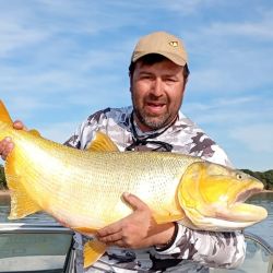 El río Paraná luce bajo y afecta los rindes, aunque en Esquina los dorados siguen a pleno. 