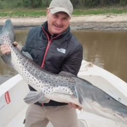 El río Paraná luce bajo y afecta los rindes, aunque en Esquina los dorados siguen a pleno. 