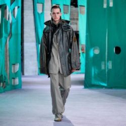 Burberry reinventa su "trench" con un toque callejero en la Semana de la Moda de Londres