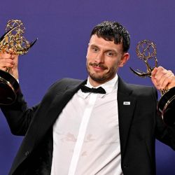 El actor escocés Richard Gadd, ganador del premio a la mejor serie limitada o antológica por "Baby Reindeer", posa en la sala de prensa durante la 76.ª edición de los premios Emmy en el Peacock Theatre de L.A. Live en Los Ángeles. | Foto:Robyn Beck / AFP
