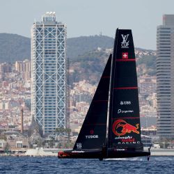 El Alinghi Red Bull Racing de Suiza navega frente a la basílica de la Sagrada Familia y las Torres Olímpicas durante la 37ª semifinal de la America's Cup-Luis Vuitton, frente a la costa de Barcelona. | Foto:LLUIS GENE / AFP