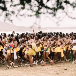 Las doncellas zulúes se reúnen durante danza de la caña anual en el Palacio Real de Enyokeni en Nongoma. Cada septiembre, miles de mujeres, conocidas localmente como doncellas, descienden al palacio real en la provincia de Kwazulu-Natal, en el sureste del país, para presentar una caña alta al rey zulú Misuzulu ka Zwelithini, como un rito tradicional de feminidad. | Foto:RAJESH JANTILAL / AFP