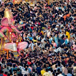 Los devotos llevan una imagen de la deidad hindú con cabeza de elefante Ganesha para sumergirla en el mar Arábigo en Mumbai, el último día del festival Ganesh Chaturthi. | Foto:PUNIT PARANJPE / AFP