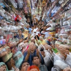 Los devotos musulmanes reaccionan cuando un clérigo muestra una reliquia que se cree que es el cabello de la barba del profeta Mahoma, con motivo del aniversario de su nacimiento, Eid-e-Milad-un-Nabi, en el Santuario Hazratbal en Srinagar, India. | Foto:TAUSEEF MUSTAFA / AFP