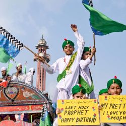 Niños musulmanes sunitas ondean banderas religiosas durante una procesión para conmemorar el Eid-e-Milad-un-Nabi, el cumpleaños del profeta Mahoma, en Lahore, Pakistán. | Foto:Arif Ali / AFP