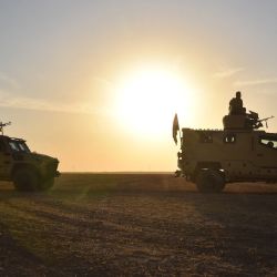 Una fuerza conjunta del ejército iraquí y paramilitares de Hashed al-Shaabi (Fuerzas de Movilización Popular) patrullan una zona del desierto de Baaj, en la provincia de Nínive, en el norte de Irak, cerca de la frontera con Siria, durante una operación de seguridad en busca de supuestos restos del grupo yihadista Estado Islámico (EI). | Foto:ZAID AL-OBEIDI / AFP