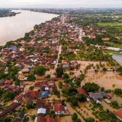 Vista aérea tomada con un dron de algunas aldeas de baja altitud inundadas a lo largo del río Mekong, en Vientián, Laos. | Foto:Xinhua/Kaikeo Saiyasane