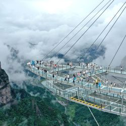 Vista aérea tomada con un dron de turistas visitando el punto escénico de Shenxianju, en Taizhou, en la provincia de Zhejiang, en el este de China. | Foto:Xinhua/Wang Huabin