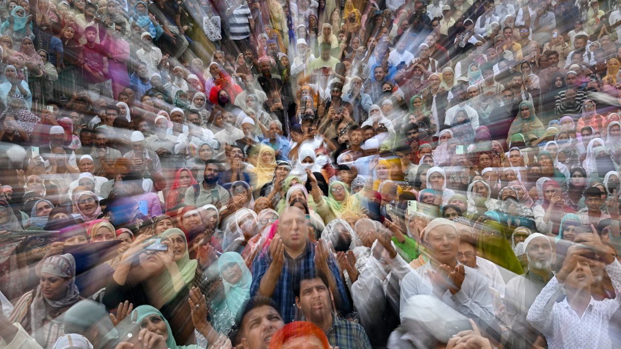 Los devotos musulmanes reaccionan cuando un clérigo muestra una reliquia que se cree que es el cabello de la barba del profeta Mahoma, con motivo del aniversario de su nacimiento, Eid-e-Milad-un-Nabi, en el Santuario Hazratbal en Srinagar, India. | Foto:TAUSEEF MUSTAFA / AFP