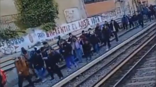 Tras la suba del boleto de tren en AMBA, cada vez más personas caminan por las vías